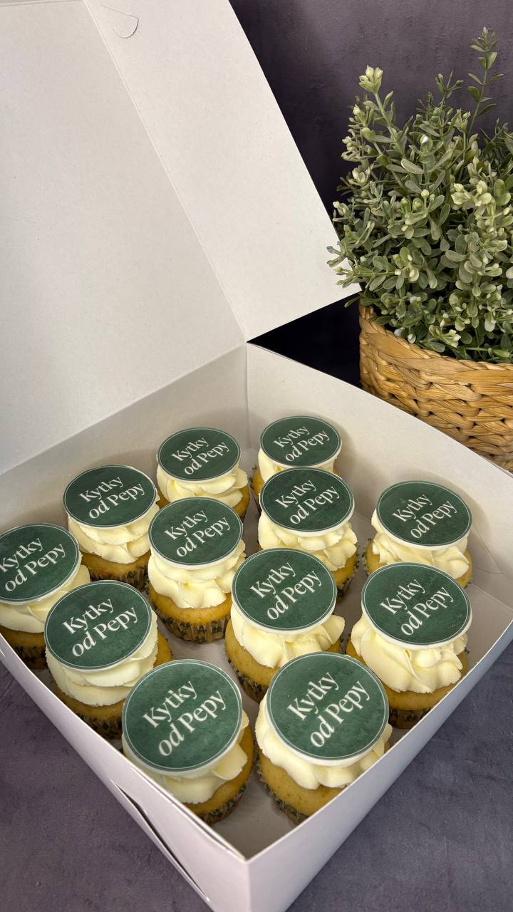 Vanilla cupcakes with Kytky od Pepy branded toppers