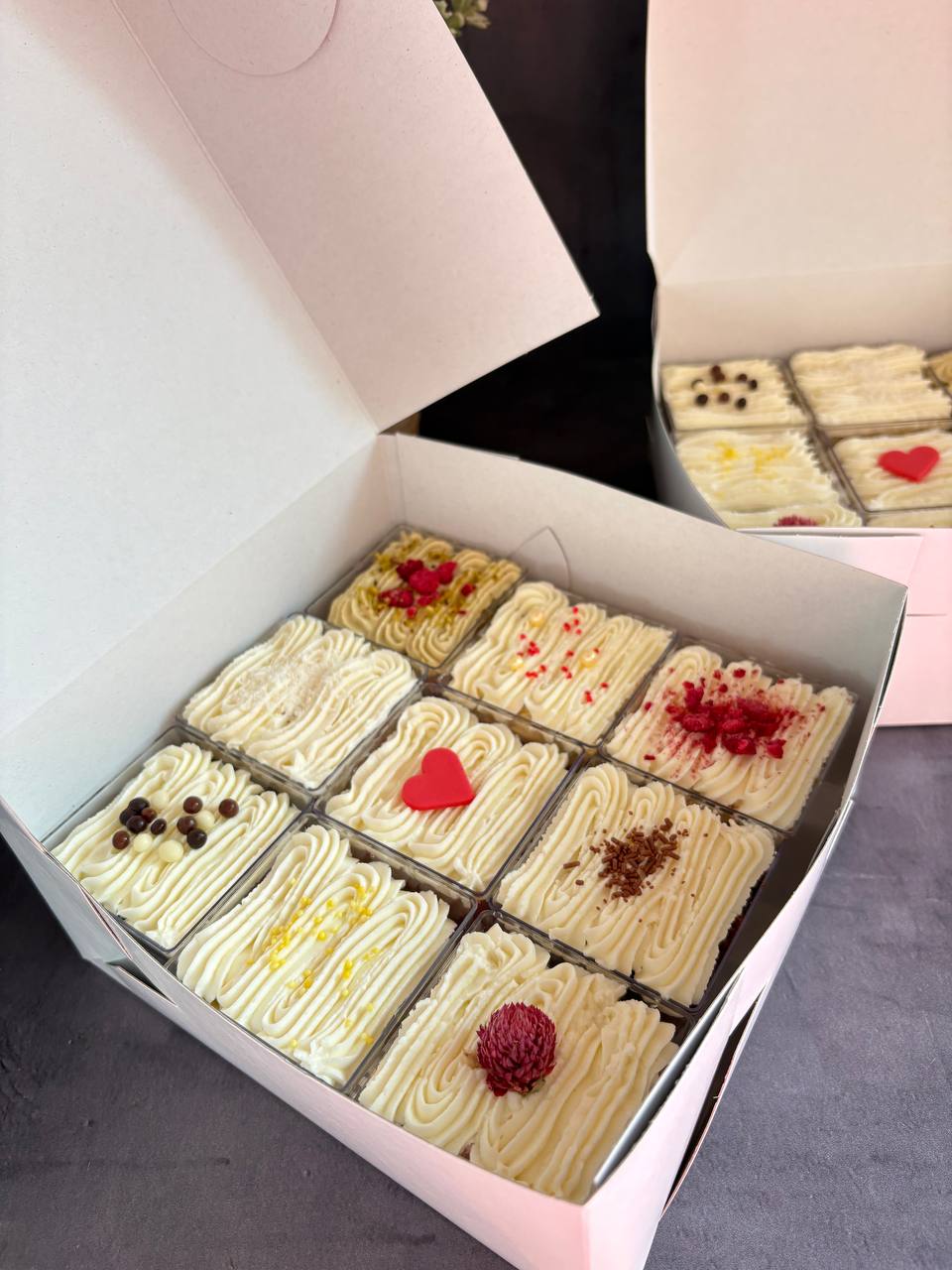 Mini cheesecakes with cream and berries in a pink box